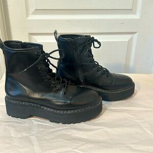 A NEW DAY
WOMEN PLATFORM ANKLE BOOTS
IN BLACK SIZE 7w